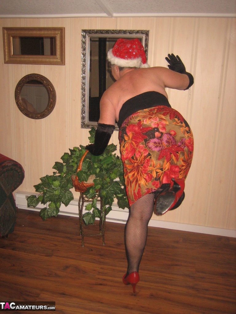 Old amateur Girdle Goddess strips off her attire while wearing a Christmas hat foto porno #424903247