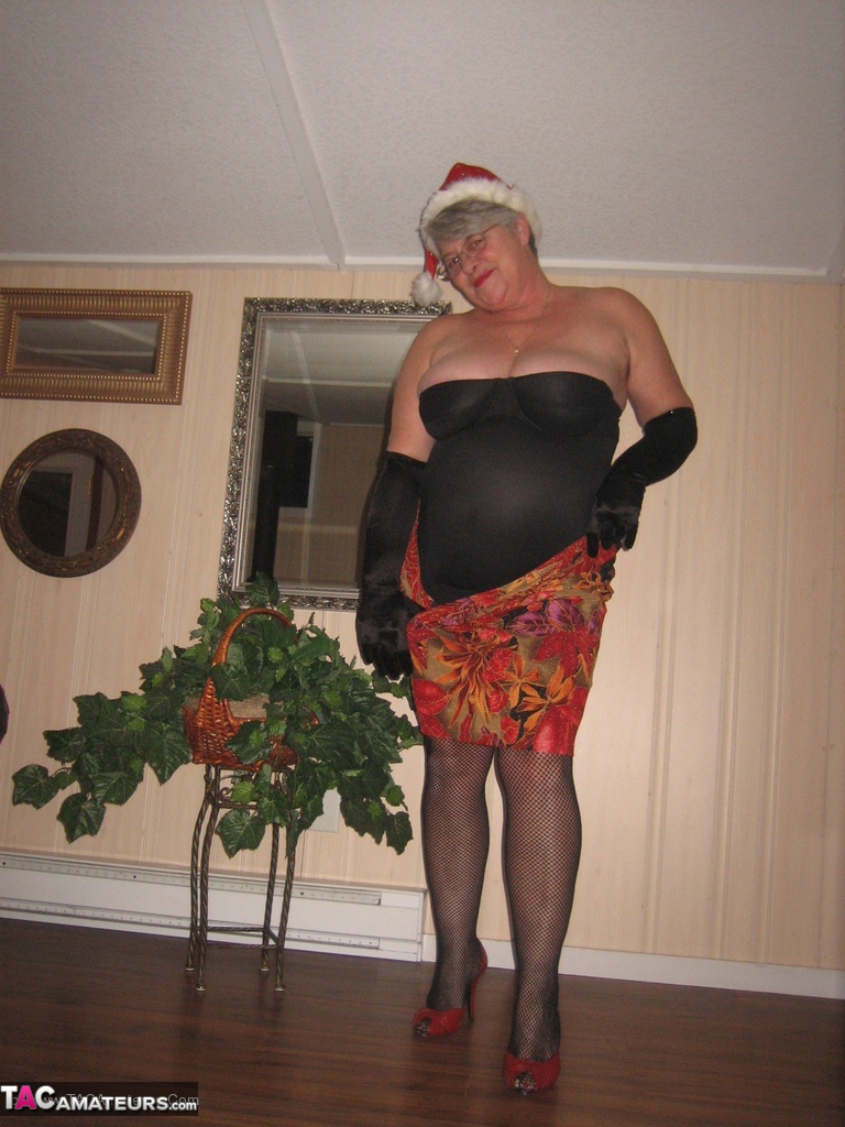 Old amateur Girdle Goddess strips off her attire while wearing a Christmas hat porn photo #424903250