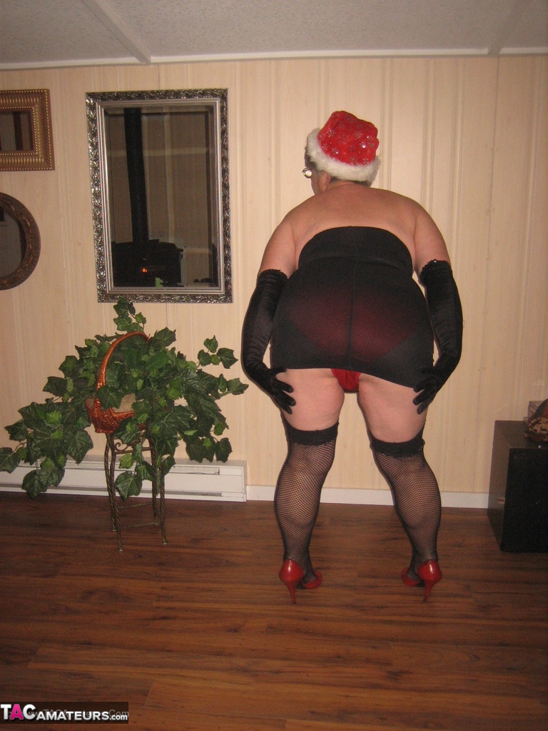 Old amateur Girdle Goddess strips off her attire while wearing a Christmas hat porn photo #424733564