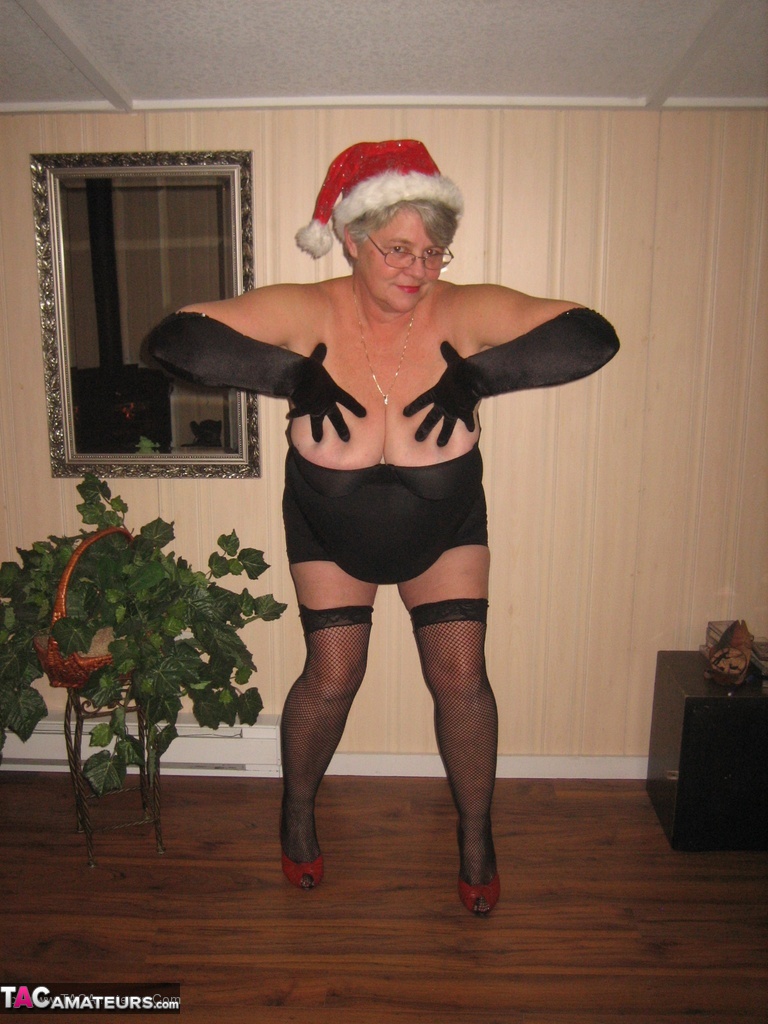 Old amateur Girdle Goddess strips off her attire while wearing a Christmas hat porn photo #424903273