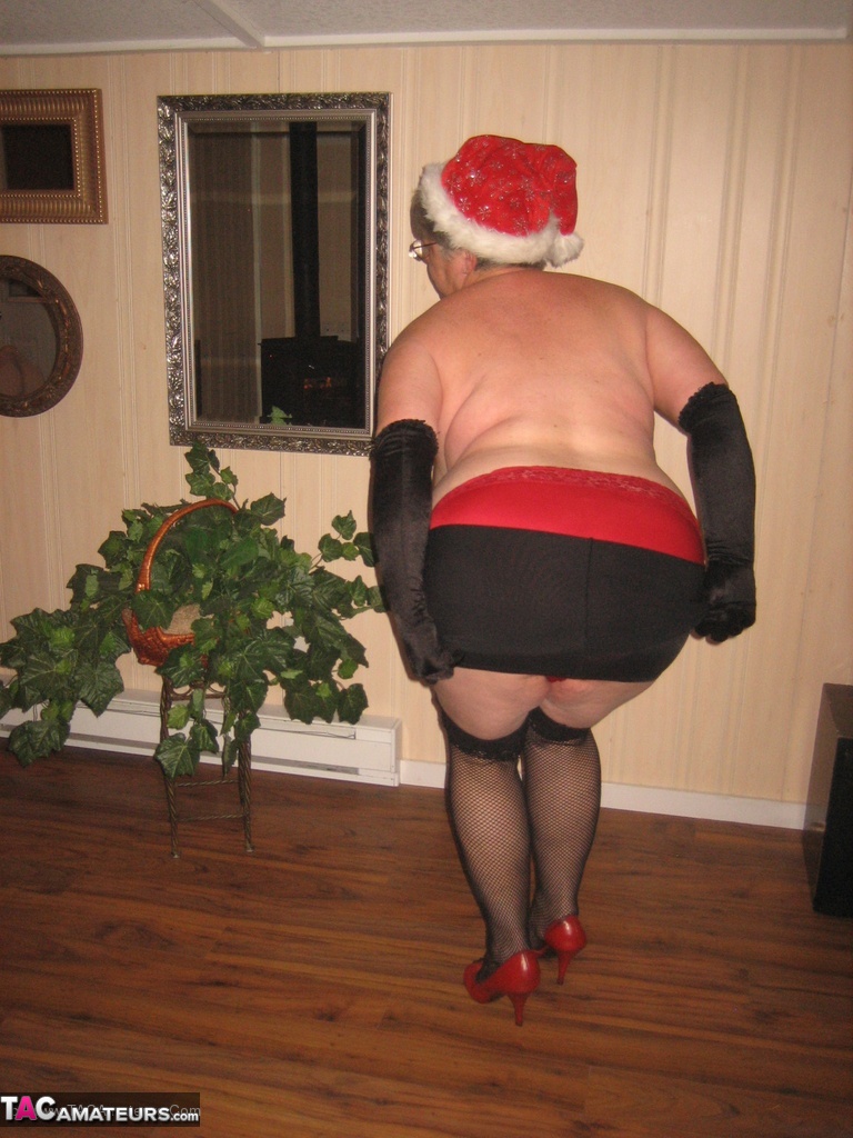 Old amateur Girdle Goddess strips off her attire while wearing a Christmas hat porn photo #424903278