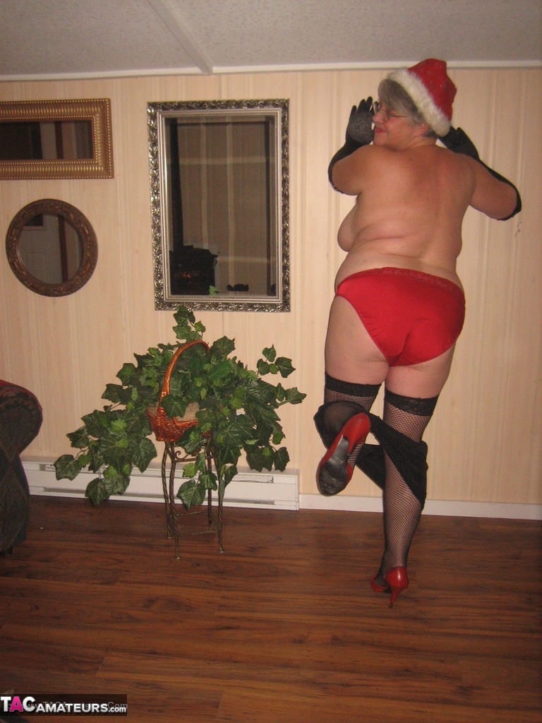 Old amateur Girdle Goddess strips off her attire while wearing a Christmas hat porn photo #424903280