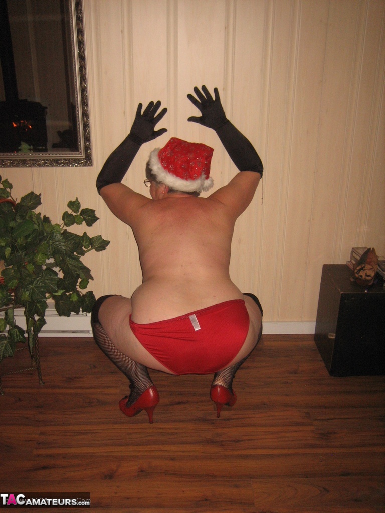 Old amateur Girdle Goddess strips off her attire while wearing a Christmas hat porno fotky #424903295 | TAC Amateurs Pics, Girdle Goddess, Chubby, mobilní porno