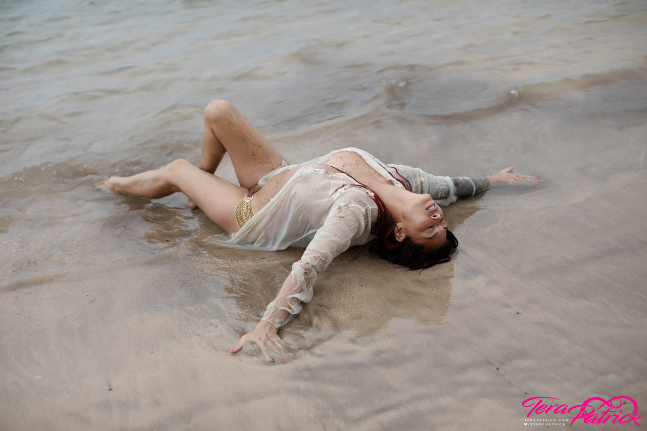 A beautiful day at the beach in my see thru shirt playing in the water 色情照片 #426790516 | Tera Patrick Pics, Tera Patrick, Beach, 手机色情