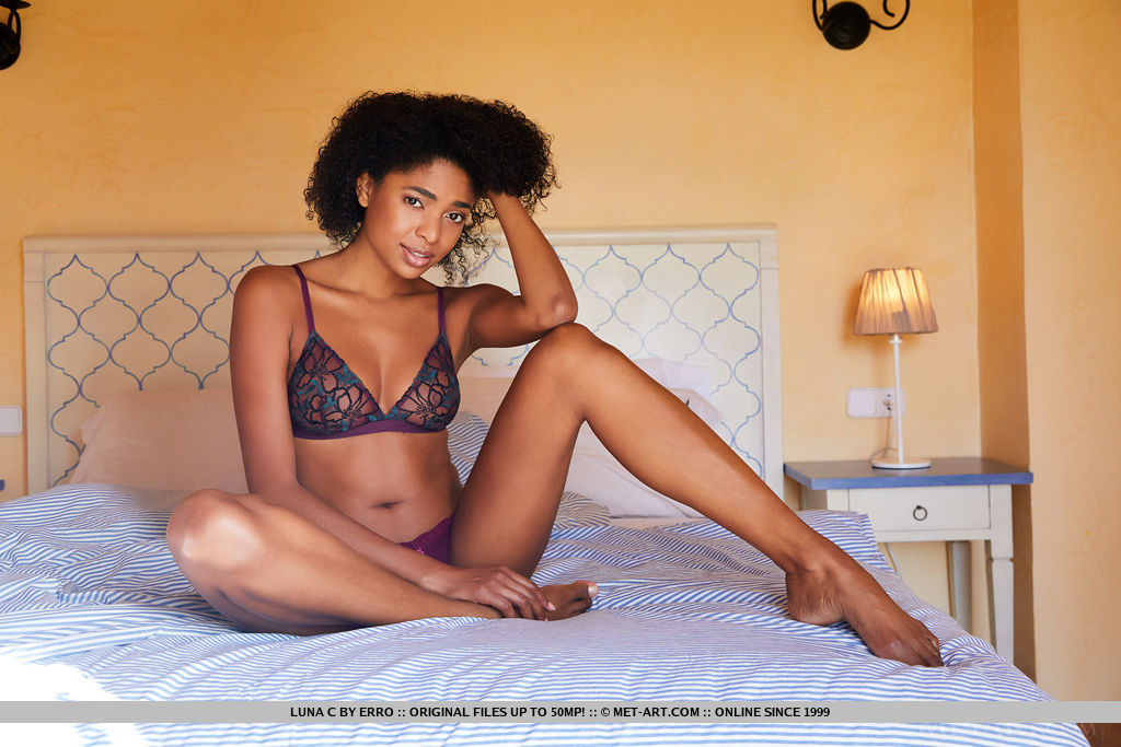 Black teen Luna C removes bra and panties to pose totally naked in her bedroom foto pornográfica #424711518