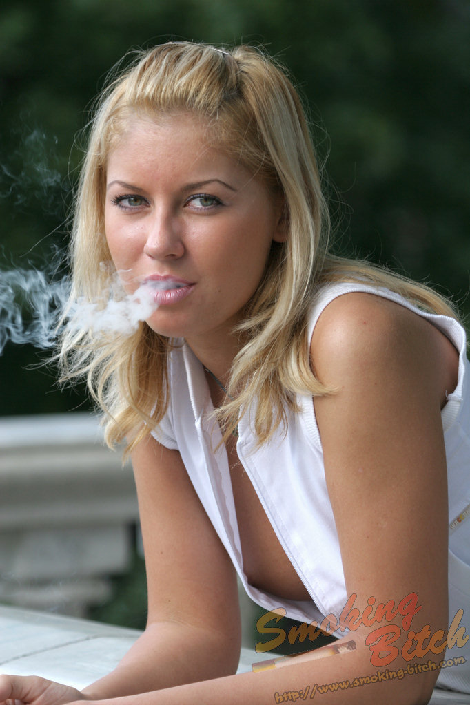 Natural blonde exposes her side boobs while having a cigarette on a balcony foto porno #424497506