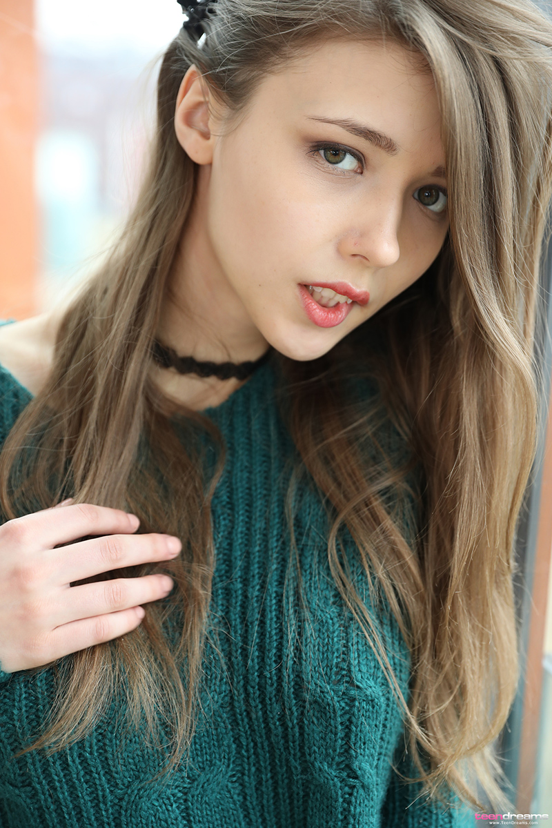 Beautiful teen frees her natural tits from a sweater before spreading her twat foto pornográfica #422472824 | Teen Dreams Pics, Mila Azul, Teen, pornografia móvel
