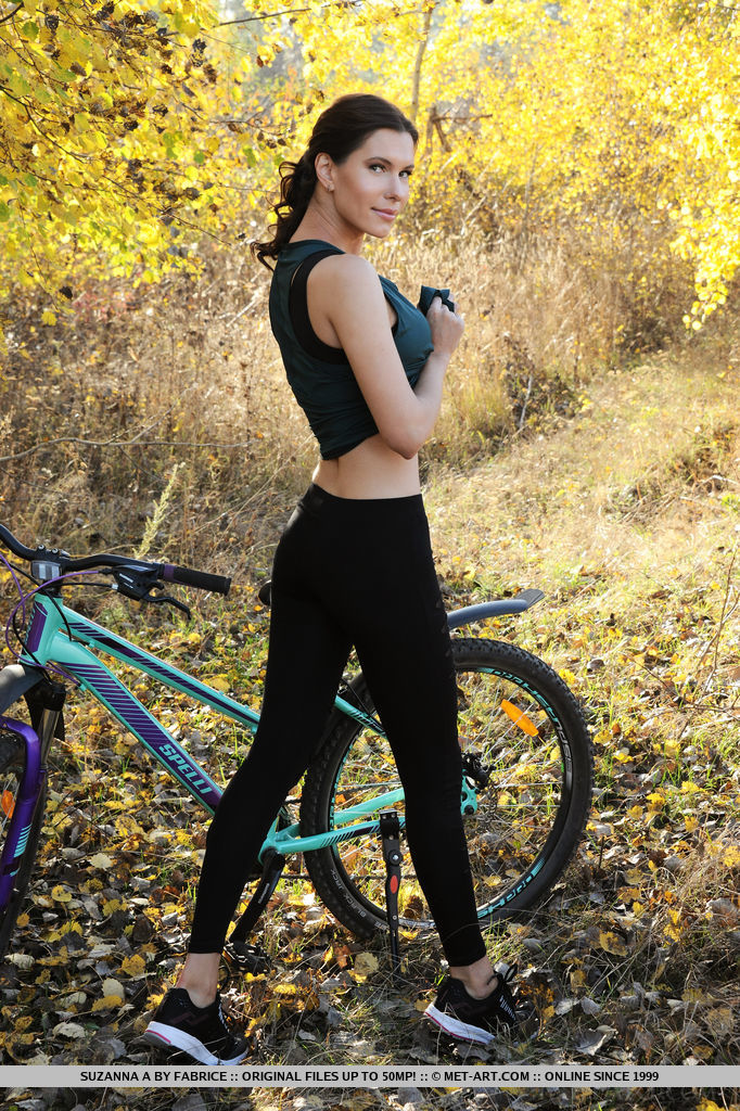 Athletic teen Suzanna A bikes into the woods for a nude modelling session порно фото #424250022