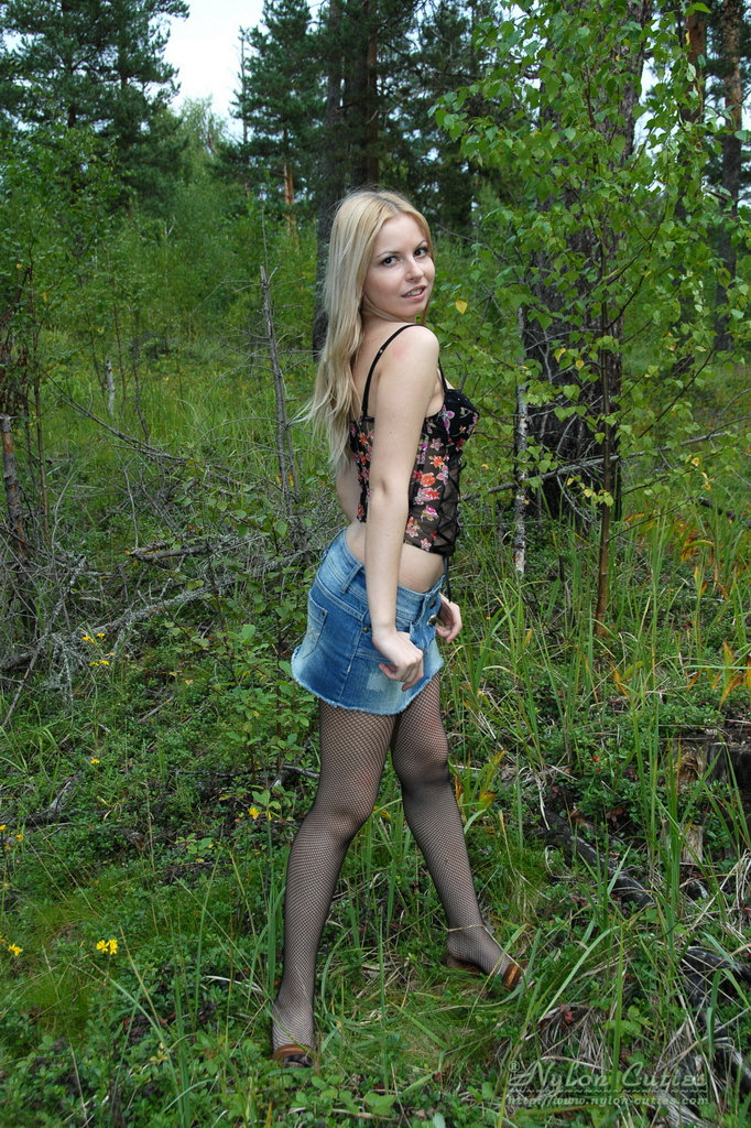 Natural blonde goes topless in the woods before pulling down her pantyhose foto porno #426409198