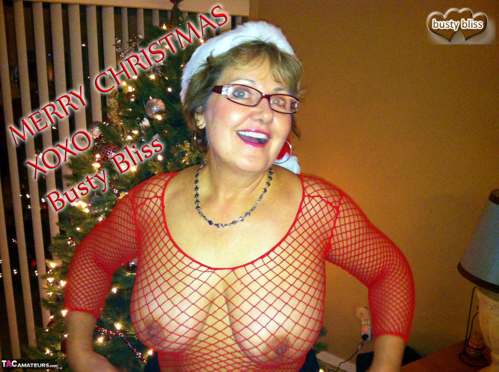 Mature broad Busty Bliss delivers a POV blowjob at Christmas time Porno-Foto #424934134