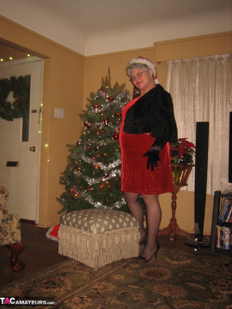 Old woman Girdle Goddess sticks a wine bottle in her pussy at Christmas foto porno #422885186