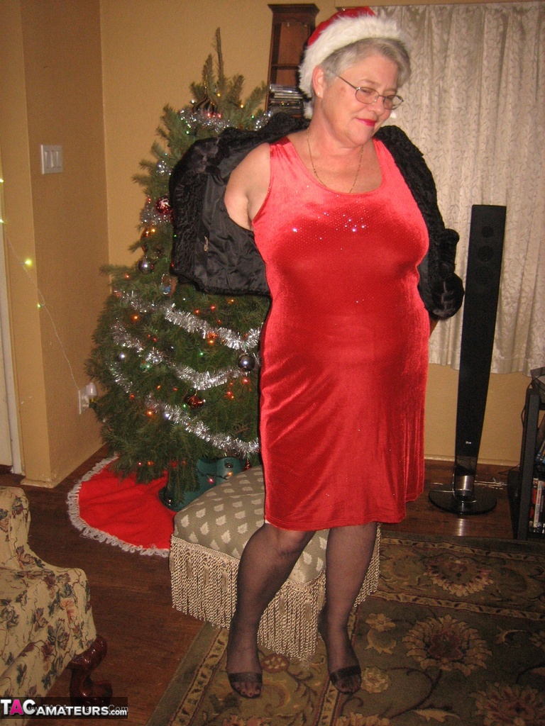 Old woman Girdle Goddess sticks a wine bottle in her pussy at Christmas foto porno #422885194