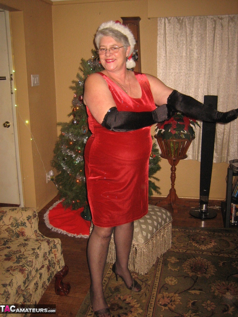 Old woman Girdle Goddess sticks a wine bottle in her pussy at Christmas zdjęcie porno #422885199