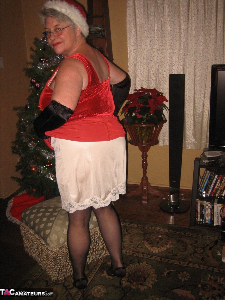 Old woman Girdle Goddess sticks a wine bottle in her pussy at Christmas foto porno #422885216