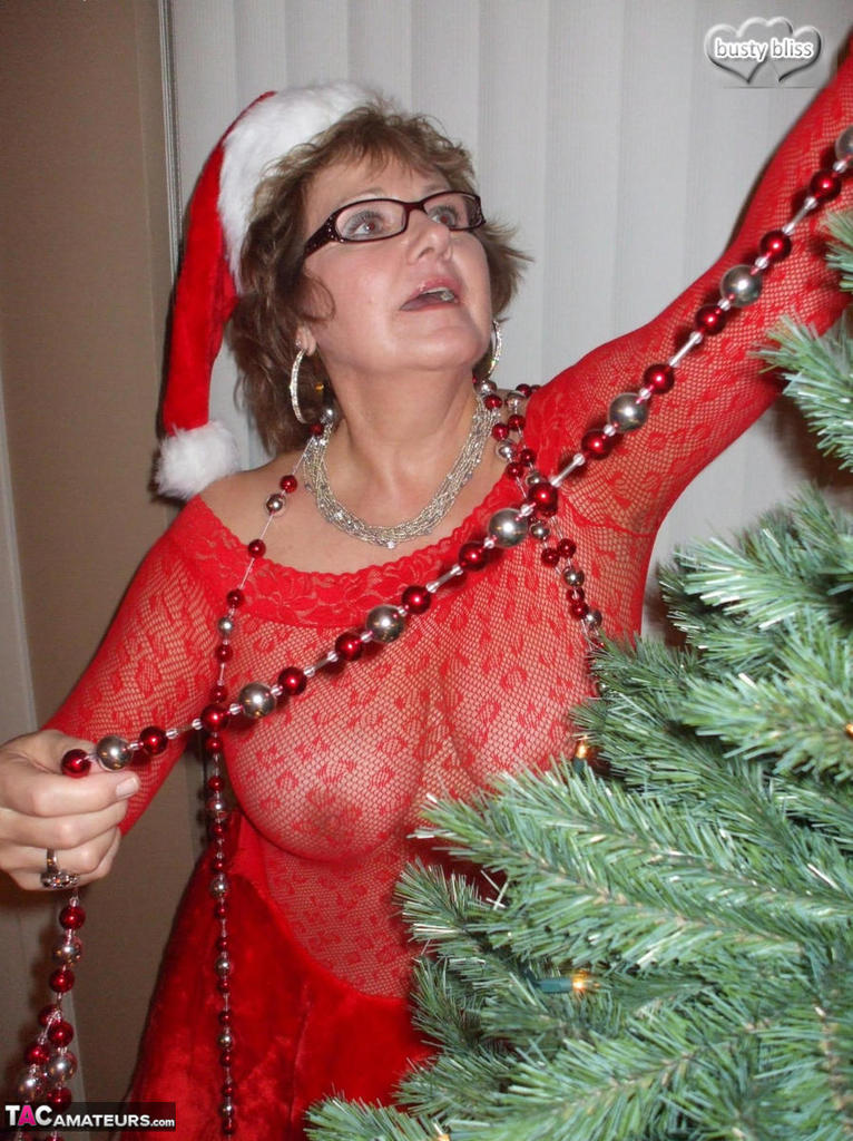 Older woman Busty Bliss dresses the Christmas tree before giving a blowjob porn photo #422780685
