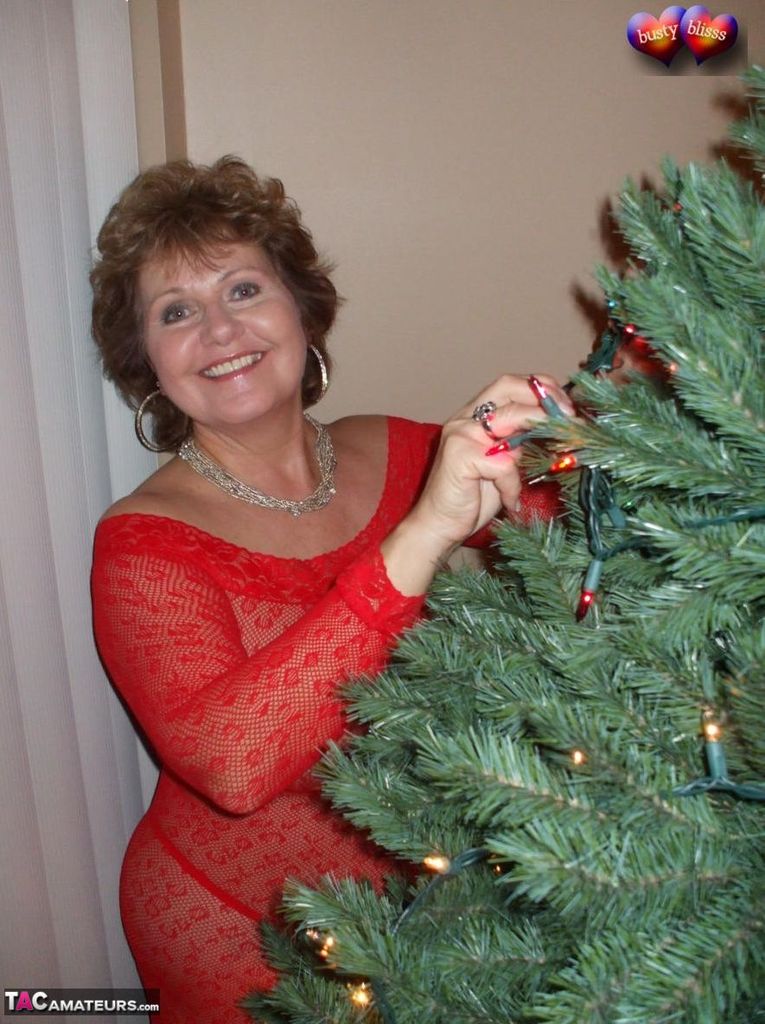 Mature lady Busty Bliss exposes her breasts during a Christmas celebration foto porno #422972990