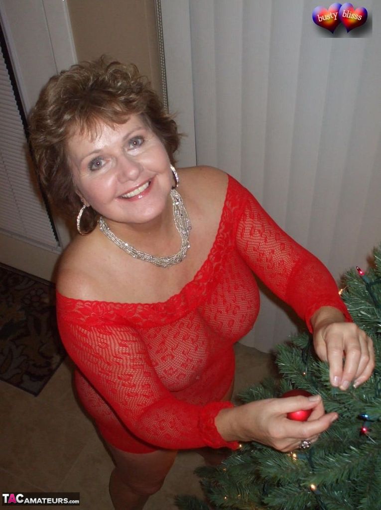 Mature lady Busty Bliss exposes her breasts during a Christmas celebration foto porno #422972994