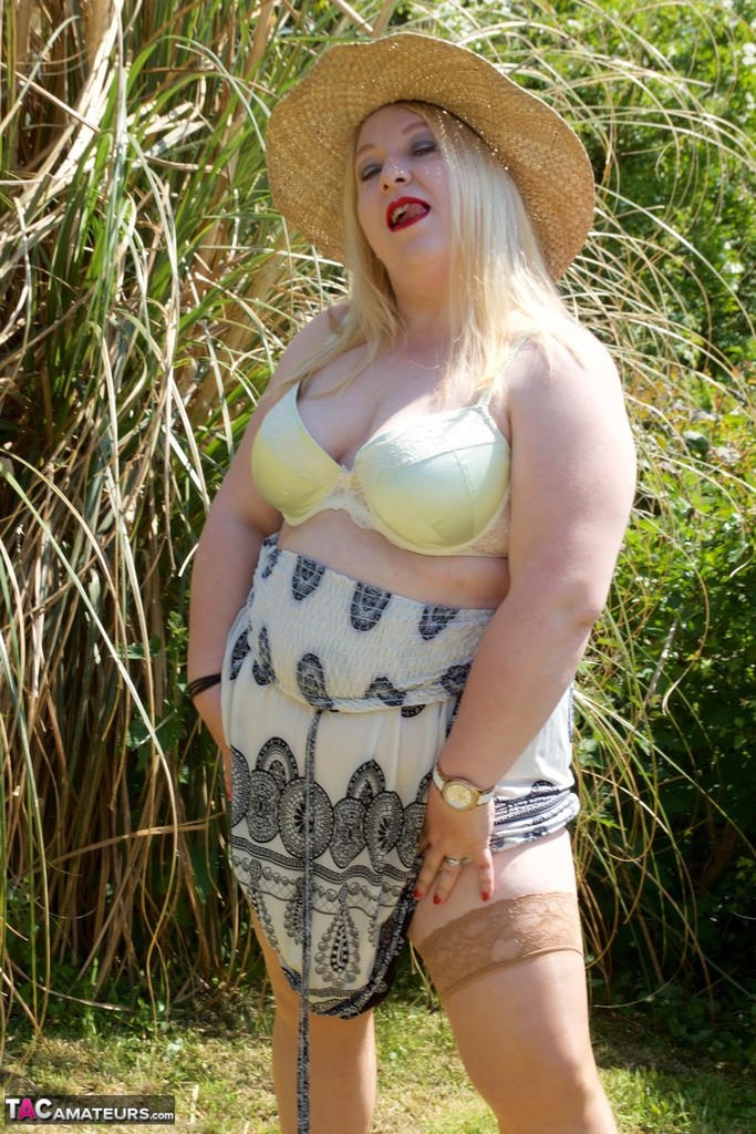 Blonde BBW makes her nude debut in a yard while wearing a hat and tan hosiery foto porno #425487477