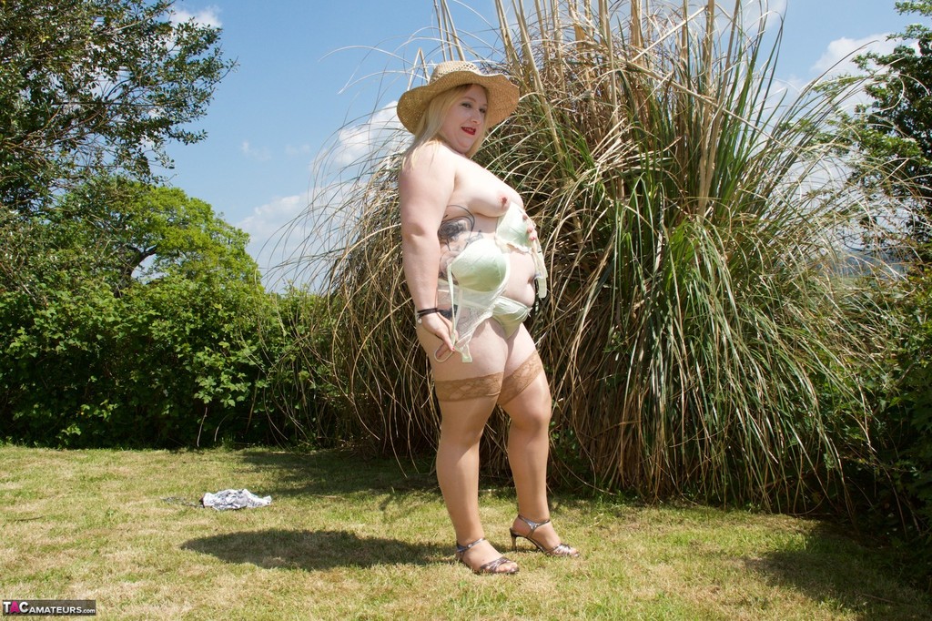 Blonde BBW makes her nude debut in a yard while wearing a hat and tan hosiery 色情照片 #425487483 | TAC Amateurs Pics, Dirty Doctor, BBW, 手机色情