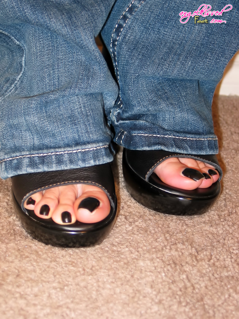 Amateur model takes off her heels while sporting black toenails foto pornográfica #422493506
