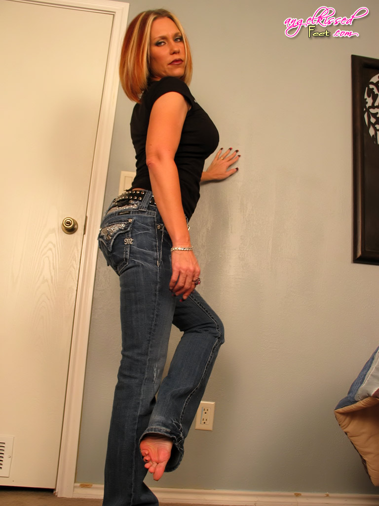 Amateur model takes off her heels while sporting black toenails foto pornográfica #422493522