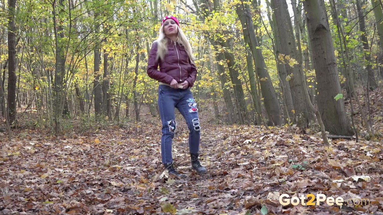 Blonde babe squats and pees over fallen leaves ポルノ写真 #425317170