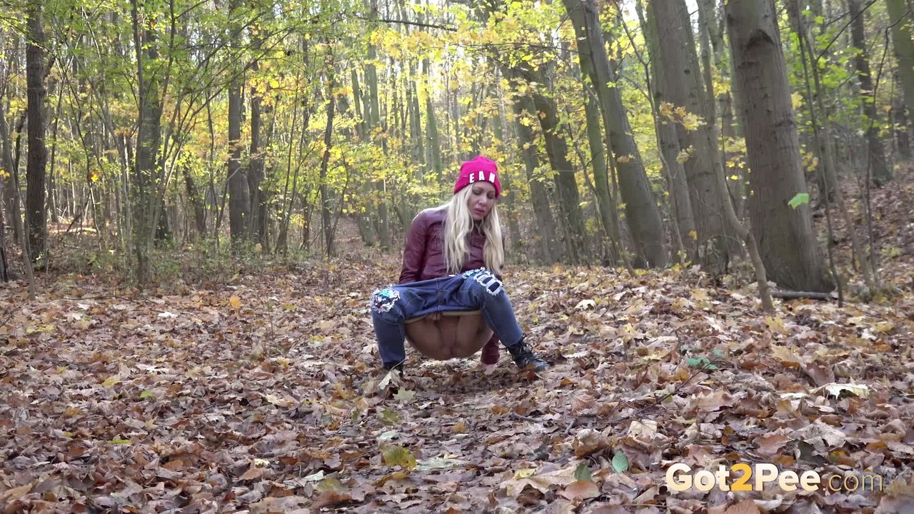 Blonde babe squats and pees over fallen leaves ポルノ写真 #425317171