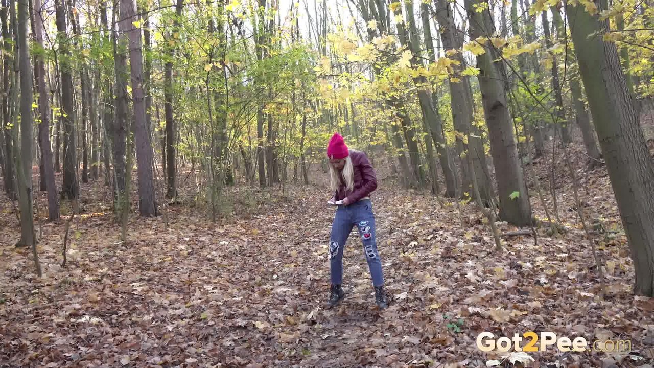 Blonde babe squats and pees over fallen leaves ポルノ写真 #425317181