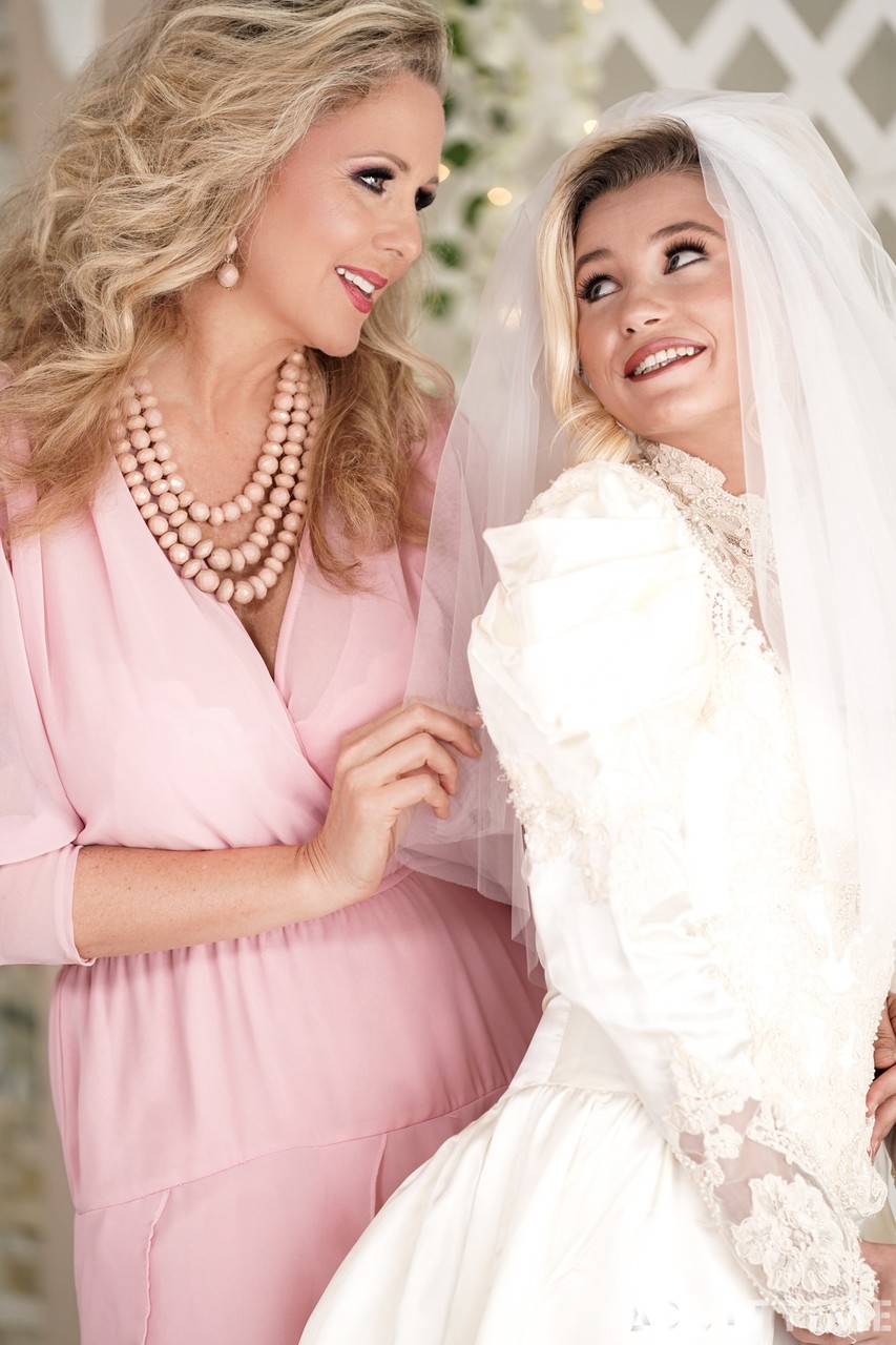 Carolina Sweets is affixed with a garter before a lesbian wedding to Julia Ann Porno-Foto #424399692