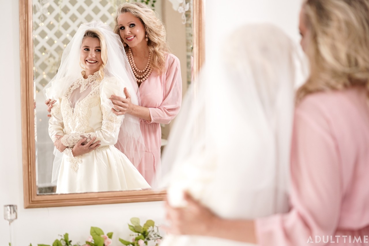 Carolina Sweets is affixed with a garter before a lesbian wedding to Julia Ann 色情照片 #424399707 | Girlcore Pics, Julia Ann, Carolina Sweets, Wedding, 手机色情