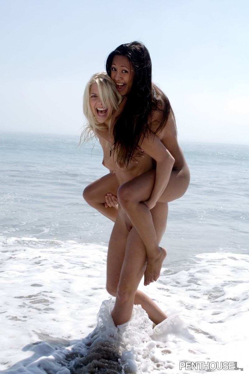 Lesbian beach babes kiss while getting completely naked on a fine day 色情照片 #429128467