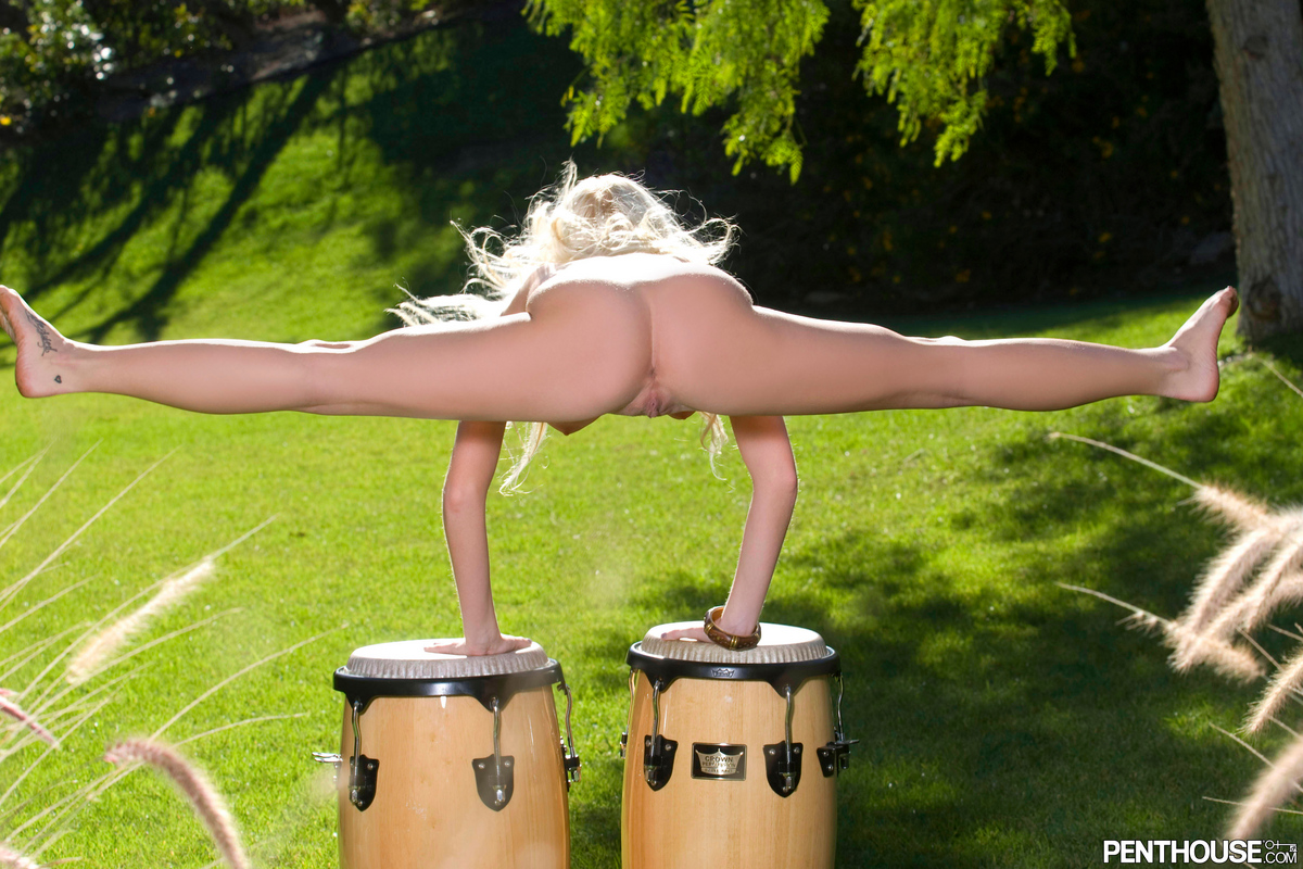 Sexy blonde Madison Scott shows off her flexibility while naked in the yard порно фото #423877161
