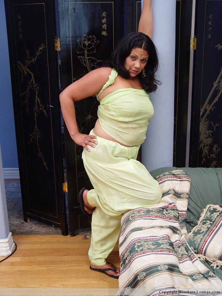 Platinum Indian Chubby Indian model strips porno fotoğrafı #425071686