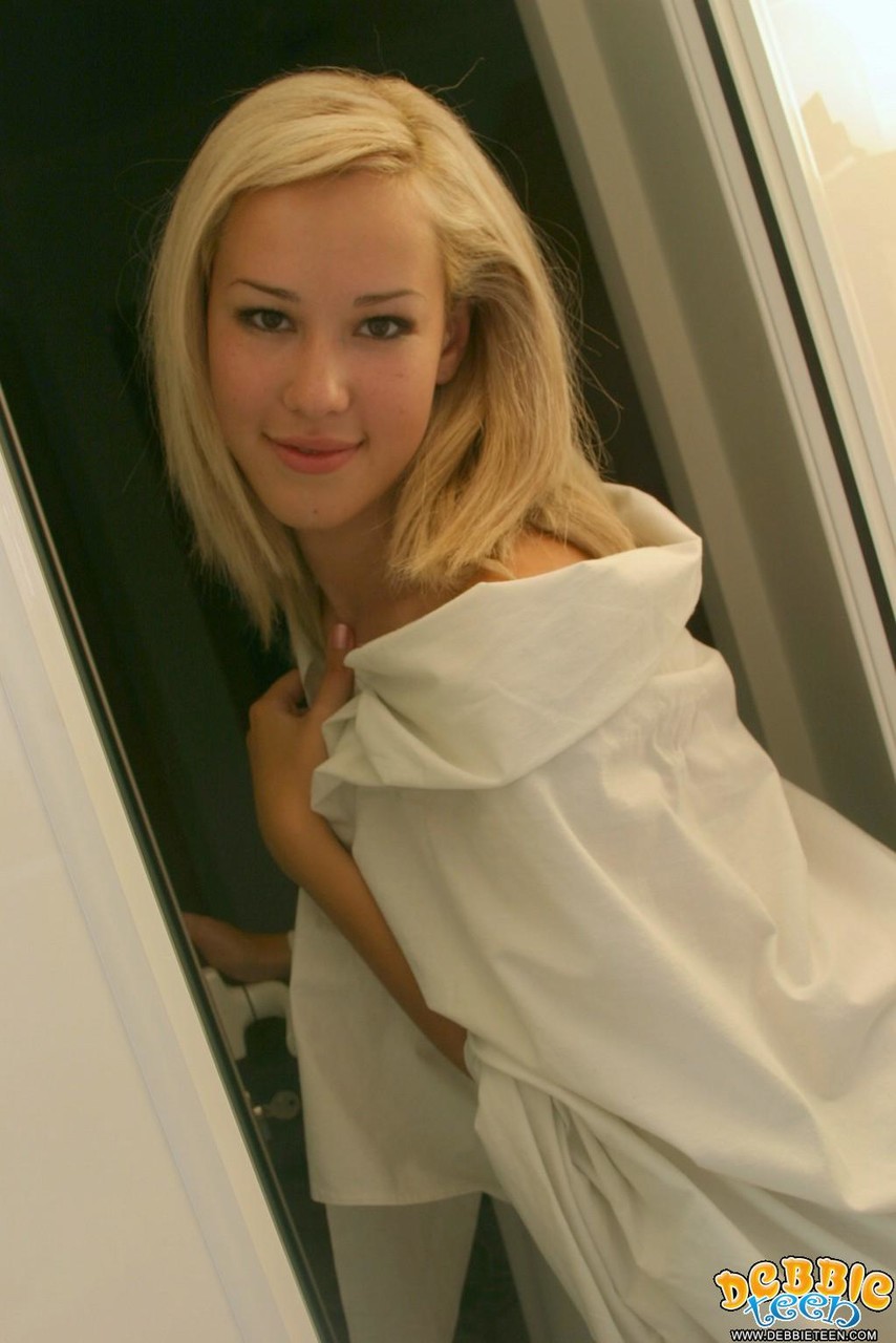 Blonde teen makes her nude modelling debut during a bubble bath ポルノ写真 #425472258