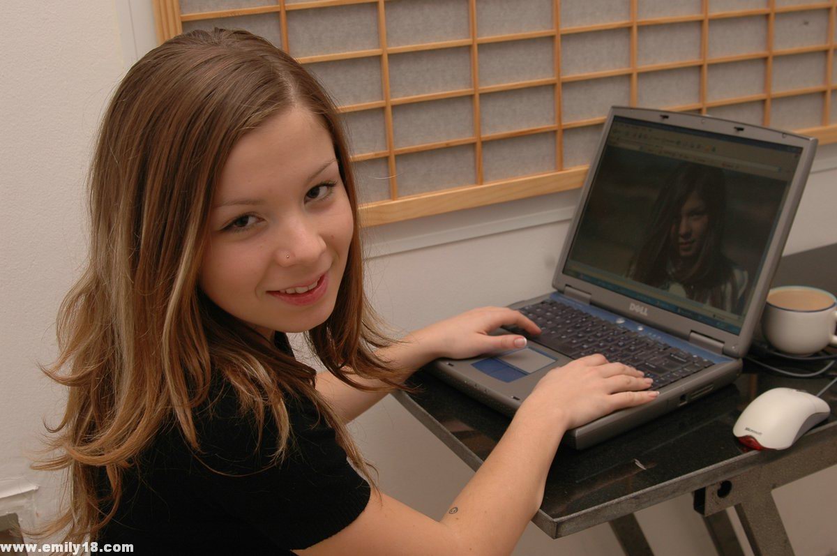 Emily Playing on her laptop and then gets naked 色情照片 #425168512 | Emily 18 Pics, Face, 手机色情