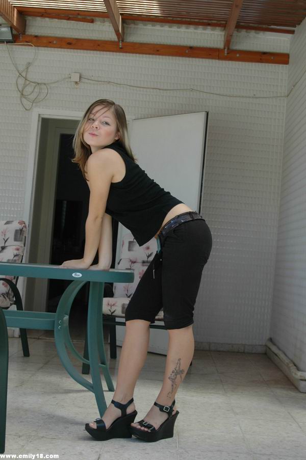 Emily 18 Emily taking off her black pants Porno-Foto #424718128