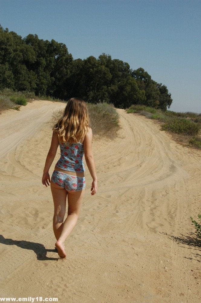 Sweet young girl exposes her butt crack while alone on a dirt road foto pornográfica #425606121 | Emily 18 Pics, Beach, pornografia móvel
