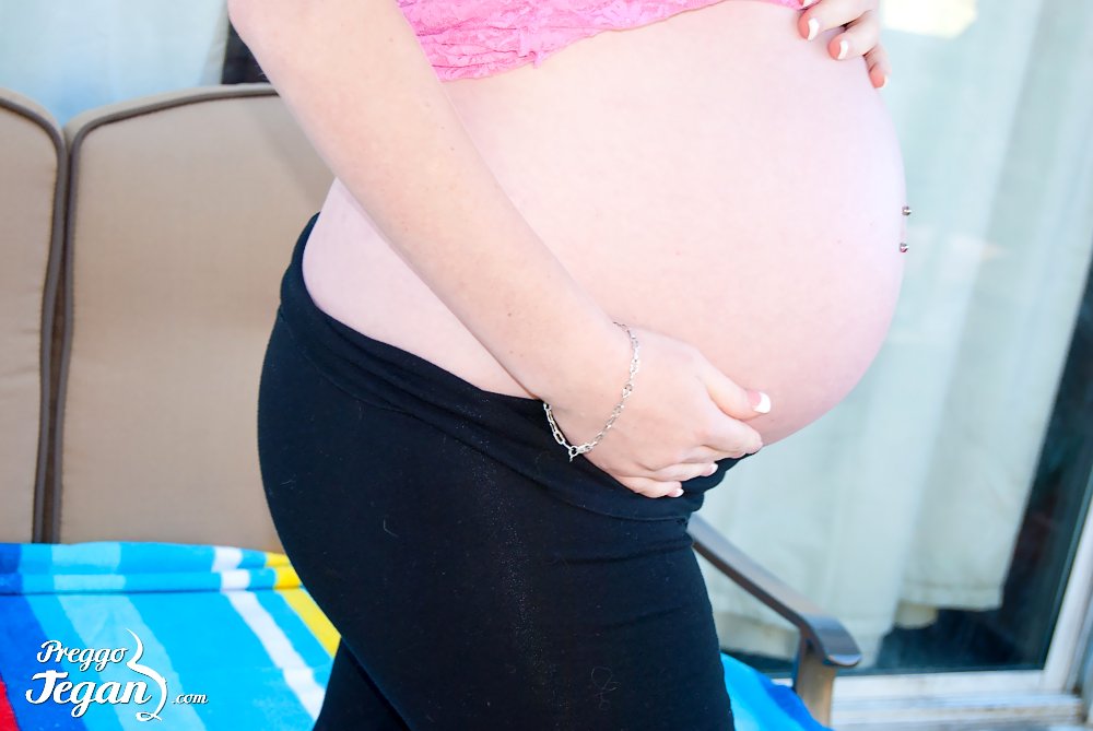 Pregnant young Tegan gives herself good fingering on the patio porno fotoğrafı #426375914