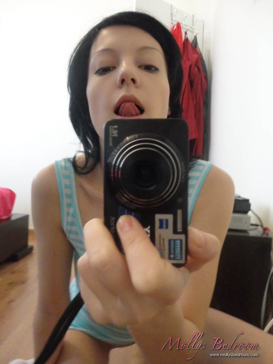 Molly has a nice set of natural tits and a camera and with those tools she has porno fotoğrafı #424665299
