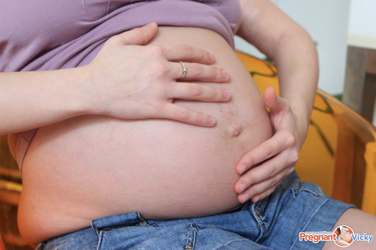 Pregnant girl spills milk over her swollen breasts and huge belly foto pornográfica #428915898 | Pregnant Vicky Pics, Pregnant, pornografia móvel