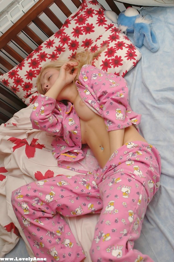 Natural blonde slips a hand down her pyjama bottoms to masturbate ポルノ写真 #424175984