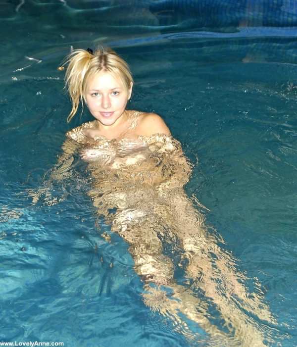 Young looking blonde removes a pink swimsuit to go skinny-dipping foto porno #422547381