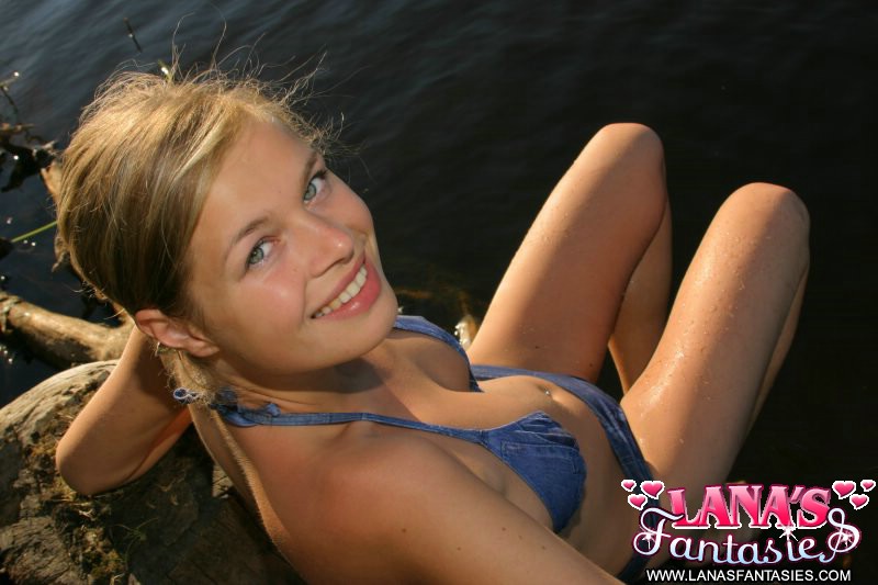 Young beauty Lana takes off a sexy bikini outdoor foto porno #422582191