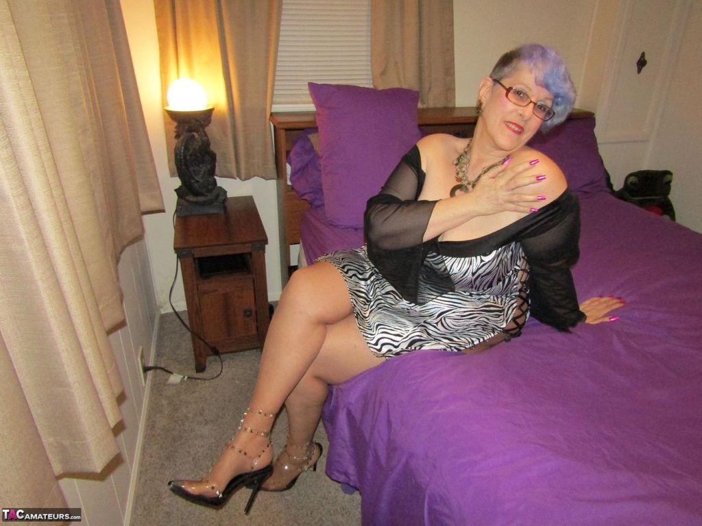 Old woman Bunny Gram shows her hose covered pussy on a bed in pointy shoes foto porno #423861131