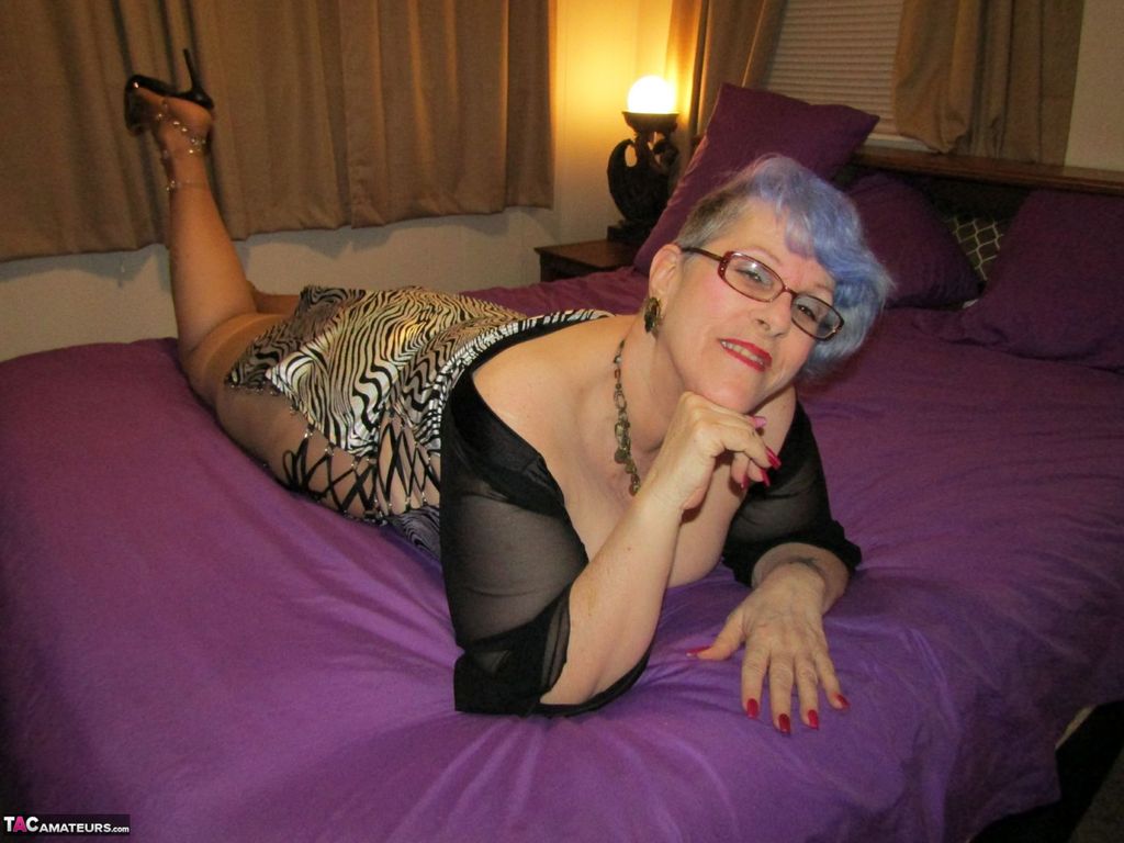 Old woman Bunny Gram shows her hose covered pussy on a bed in pointy shoes foto porno #423861133