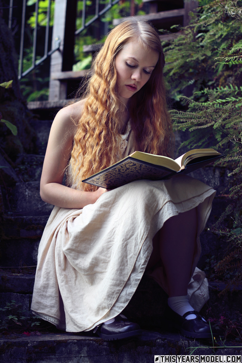 Young redhead Dolly Little exposes herself on garden steps while reading foto porno #426600138