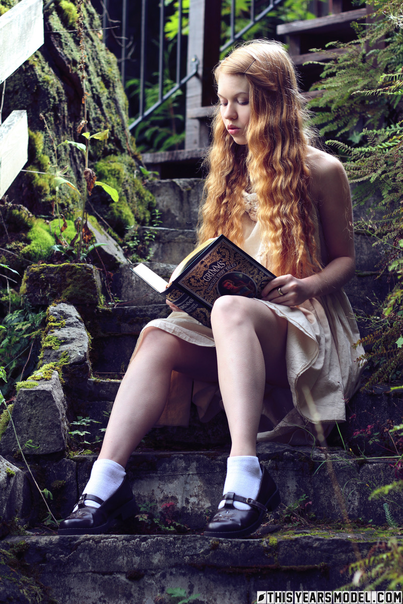 Young redhead Dolly Little exposes herself on garden steps while reading foto porno #426600142