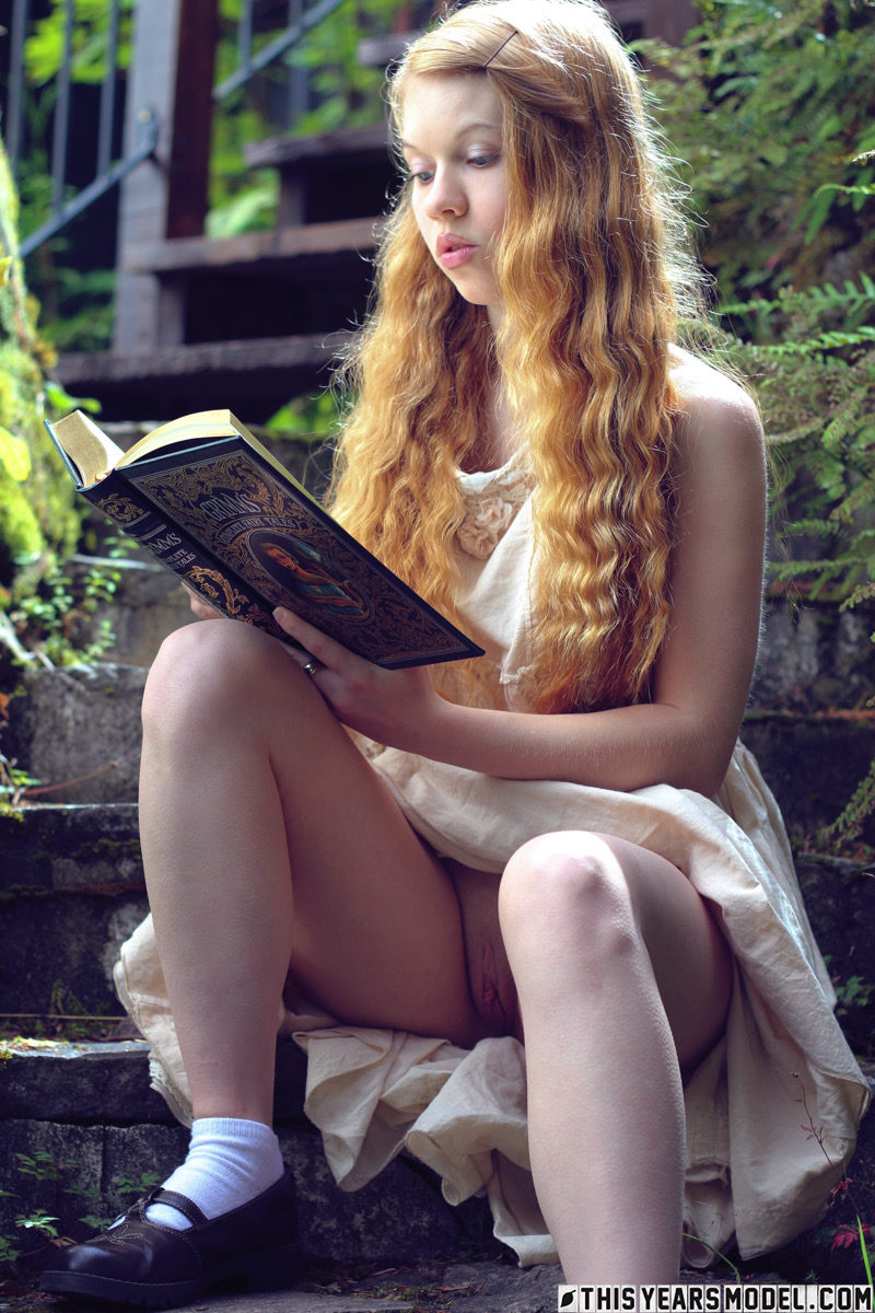 Young redhead Dolly Little exposes herself on garden steps while reading foto porno #426600152
