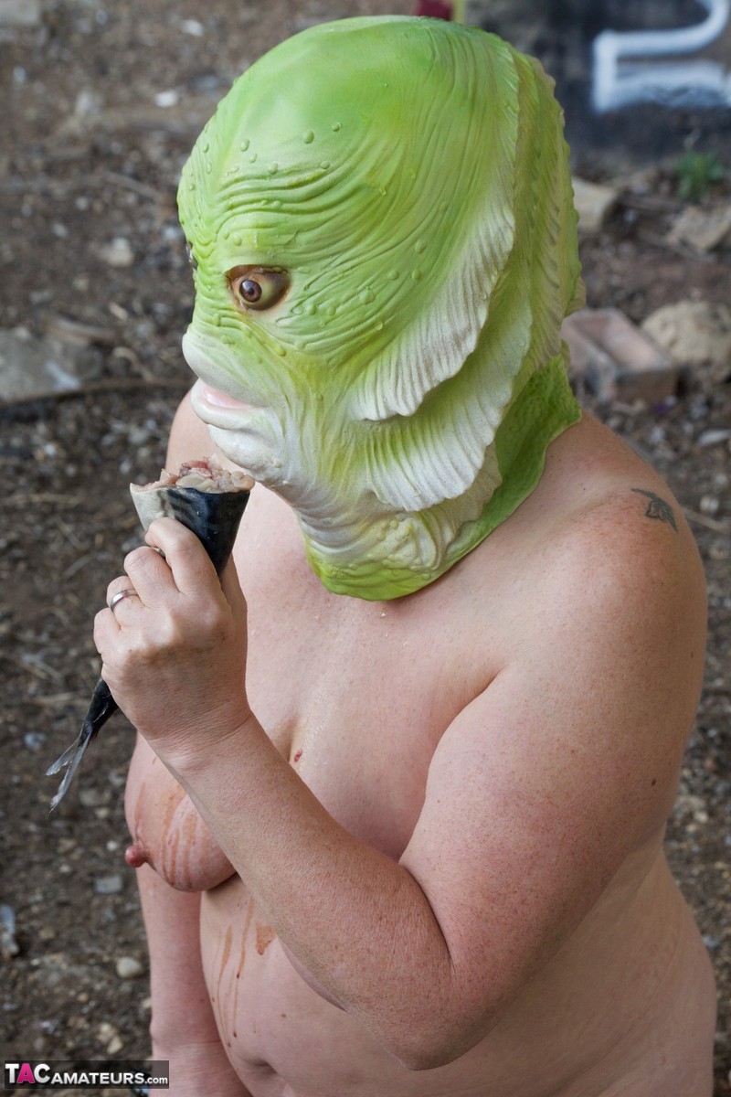 Naked British lady Speedy Bee eats a fish while wearing a costume mask ポルノ写真 #426468140 | TAC Amateurs Pics, Speedy Bee, Fetish, モバイルポルノ