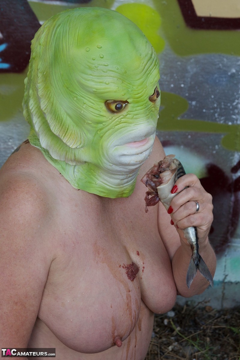 Naked British lady Speedy Bee eats a fish while wearing a costume mask porno fotoğrafı #426468145